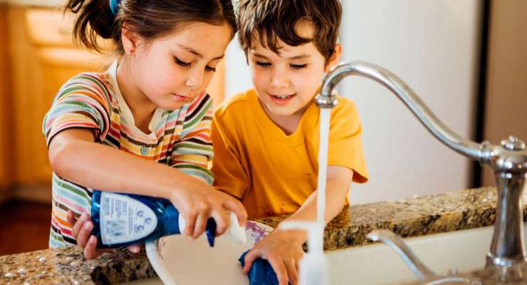 Por que as crianças estão ajudando menos nas tarefas domésticas?